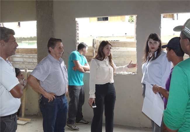 Prefeita Cici Magalhães visita obras das unidades de Saúde dos B. São Vicente e Santa Luzia